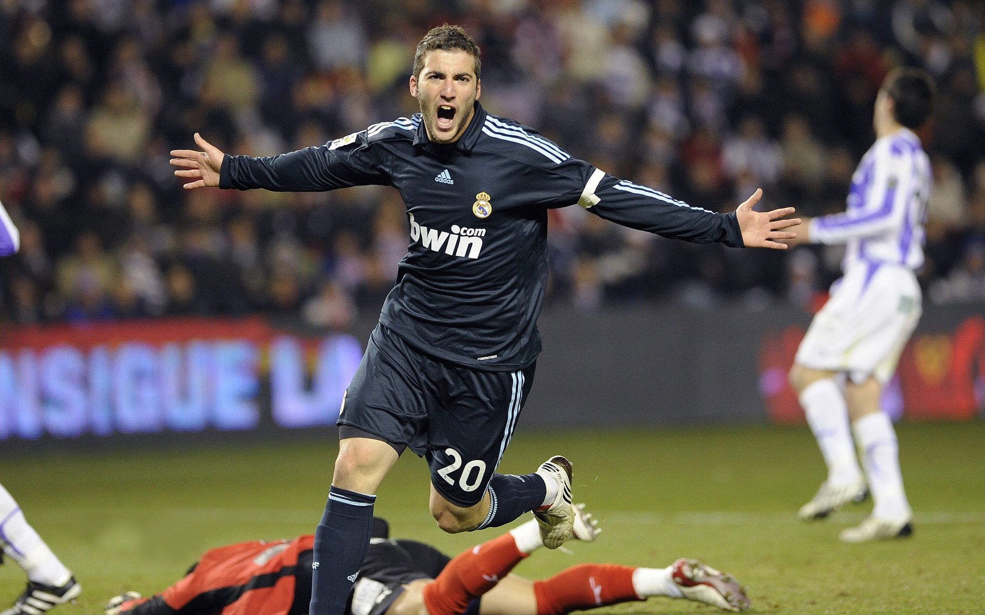 西甲国家德比之夜，特奥·埃尔南德斯，在伯纳乌的聚光灯下完成加冕